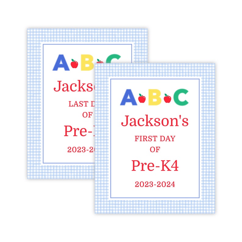 Puede incluir: Dos tarjetas con estampado de cuadros azules y blancos con el texto "A B C" en letras de colores y una manzana roja. La tarjeta superior dice "&Uacute;ltimo d&iacute;a de Jackson en Pre-K 2023-2024" y la tarjeta inferior dice "Primer d&iacute;a de Jackson en Pre-K4 2023-2024".