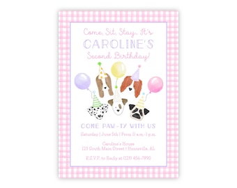 Puede incluir: Una invitación con estampado de cuadros vichy rosa y blanco con un borde morado. La invitación dice "Come. Sit. Stay - It's CAROLINE'S Second Birthday!" y "COME PAW-TY WITH US". La invitación tiene una imagen de dibujos animados de cuatro perros con sombreros de fiesta y sosteniendo globos.