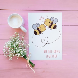 We Bee-long together Cartão de felicitações LGBTQ+ do Dia dos Namorados | Corações | Cartão de amor inclusivo para todos | Gay | Lésbica | Queer | Lésbica | Cartão fofo | Arco-íris