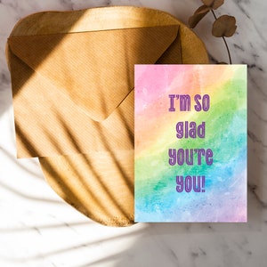 Estou tão feliz que você seja você | Cartão LGBTQ+ | Gay | Aniversário | Amor | Cartão comemorativo | Orgulho | Arco-íris | Personalizado | Gay | Lésbica | Queer | Saindo do armário