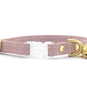 Collier et cloche pour chats échappés | Cuir de liège végétalien ou coton biologique | Quincaillerie en laiton de luxe | Vert menthe, bleu ou rose image 3