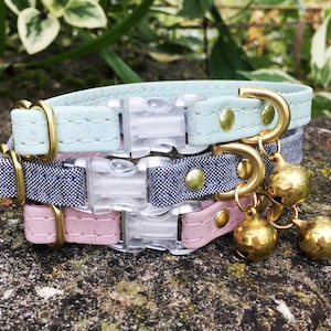 Collier et cloche pour chats échappés | Cuir de liège végétalien ou coton biologique | Quincaillerie en laiton de luxe | Vert menthe, bleu ou rose image 1