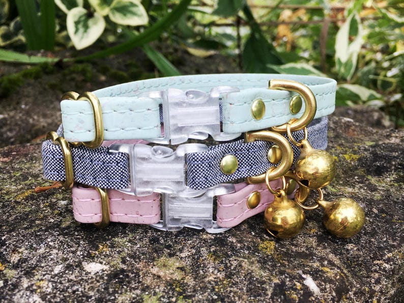 Collier et cloche pour chats échappés | Cuir de liège végétalien ou coton biologique | Quincaillerie en laiton de luxe | Vert menthe, bleu ou rose image 1