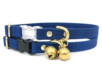 Peut inclure: Un collier pour chat bleu avec une boucle de sécurité à dégagement rapide et deux cloches dorées. Le collier est fait d'un matériau doux et durable et est conçu pour être confortable pour les chats.