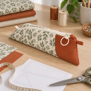 Cartamodello PDF per astuccio triangolare, cartamodello per astuccio con cerniera in 2 misure, astuccio per matite, astuccio per pennelli da trucco e trousse per cosmetici.