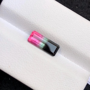 Turmalina tricolor de talla esmeralda de 1 ct: piedra preciosa afgana de origen ético