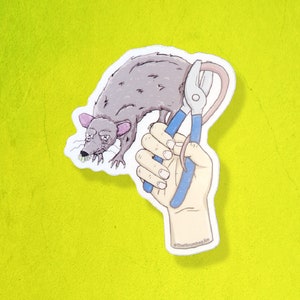 Puede incluir: Una mano sosteniendo un par de alicates, con una rata atrapada en los alicates. La rata es gris y tiene la nariz rosa. Los alicates son azules y tienen un mango negro. El texto "@ThatScumbagJim" está en la parte inferior de la imagen.