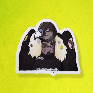 Könnte beinhalten: Ein schwarz-weißer Aufkleber eines Geiers mit einem ernsten Ausdruck. Der Geier trägt eine Vielzahl von bunten Patches, darunter ein Patch mit der Aufschrift "Avenger". Der Aufkleber trägt den Text "@that_scumbag_jim" unten.