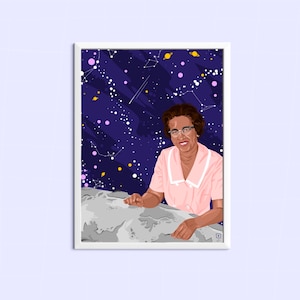 Peut inclure: Une illustration encadrée d'une femme portant des lunettes et une chemise rose, souriant et regardant le spectateur. Elle se tient devant un fond bleu foncé avec des étoiles blanches et des planètes jaunes.