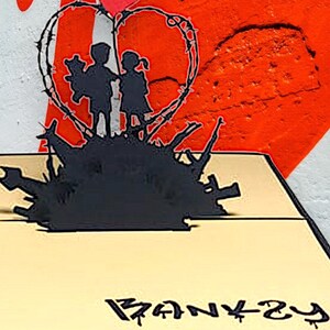 BANKSY Kids on Guns ポップアップカード - 有名グラフィティカード - 有名アーティストカード - ストリートアートカード - バルーンガール - 3D バンクシーアートカード - ウィンウッド