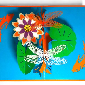 DRAGONFLY DREAMS 3D Pop Up Card - Dragonfly Lotus & Koi Fish - Dragonfly Flower - Día de la Madre - Jardín de la Naturaleza - Zen - Preciosa tarjeta de cumpleaños