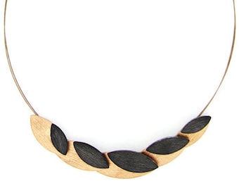 Chain - leaf branch in gold and black