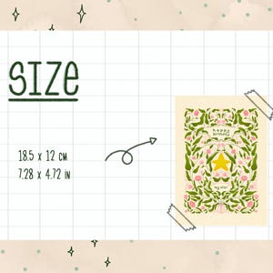 Pu&ograve; includere: Un biglietto di compleanno con un disegno floreale, una stella gialla e le parole "happy birthday" e "my star". Il biglietto misura 18,5 x 12 cm. La parola "SIZE" &egrave; scritta sopra le dimensioni.