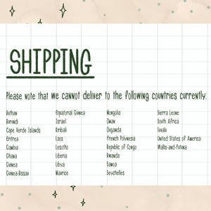 Pu&ograve; includere: Una nota scritta a mano su uno sfondo a griglia con la parola "SHIPPING" in alto. Il testo elenca i paesi in cui la consegna non &egrave; disponibile, inclusi gli Stati Uniti d'America.