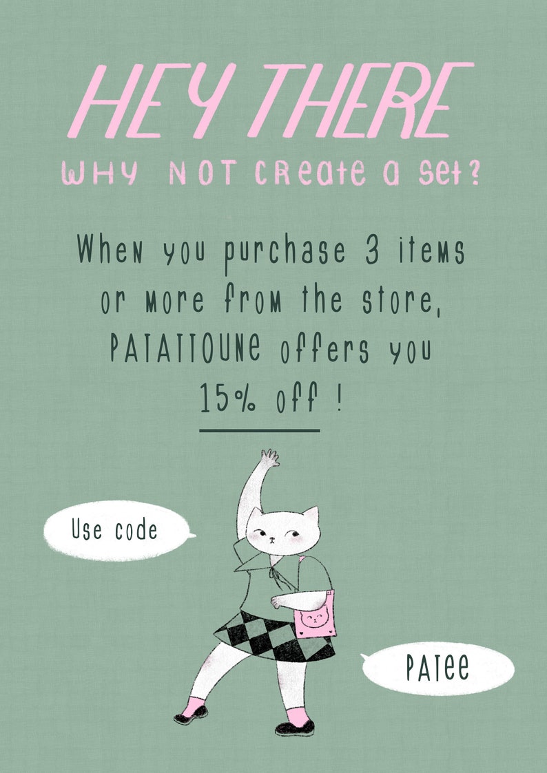 Pu&ograve; includere: Illustrazione con testo su sfondo verde. Il testo recita "HEY THERE, WHY NOT create a set?" e "When you purchase 3 items or more from the store, PATATTOUNE offers you 15% off!" &Egrave; presente un gatto dei cartoni animati.