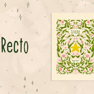 Pu&ograve; includere: Un biglietto di auguri con un design floreale e le parole "happy birthday my star". Il biglietto presenta una stella gialla al centro, circondata da foglie verdi e fiori rosa. La parola "Recto" &egrave; scritta in verde.