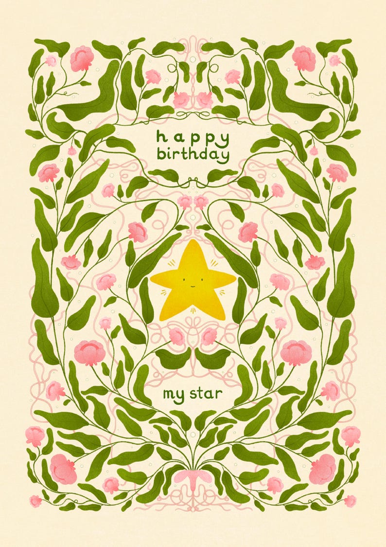 Pu&ograve; includere: Biglietto di compleanno con una stella gialla e le parole "happy birthday my star". Il biglietto presenta un design floreale con foglie verdi e fiori rosa, il tutto su uno sfondo color crema.