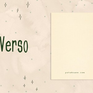 Pu&ograve; includere: Un biglietto color crema con la parola "Verso" in corsivo verde scuro. Lo sfondo &egrave; beige chiaro con lavaggi simili ad acquerelli e piccoli punti verdi. Il sito web patatoune.com &egrave; stampato sul biglietto.