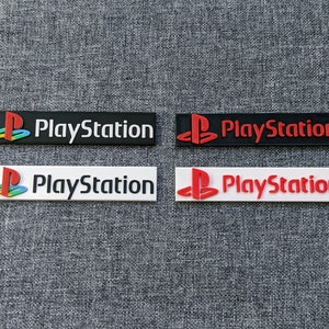 Pode incluir: Quatro patches retangulares com a palavra "PlayStation". Dois patches são pretos com um logotipo PlayStation multicolorido. Os outros dois são brancos com um logotipo PlayStation vermelho.