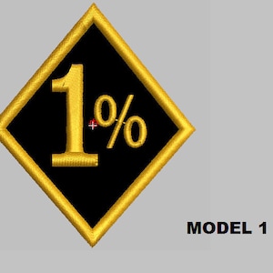 Może przedstawiać: Czarna łatka w kształcie rombu z złotą obwódką i napisem "1%" złotymi literami.