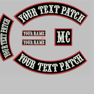 Op de afbeelding: Geborduurde patches in zwart met rode randen. De patches bevatten de tekst "YOUR TEXT PATCH", "YOUR NAME" en "MC" in witte, gestileerde letters. De patches zijn ontworpen voor personalisatie.