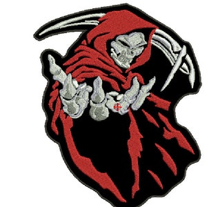 Può includere: Una toppa ricamata che raffigura una figura scheletrica con una tunica rossa con cappuccio, che tende una mano scheletrica. La figura tiene una falce ed è raffigurata in una posa minacciosa.