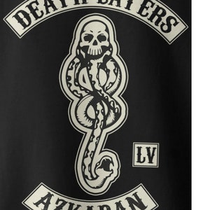 Può includere: Grafica in bianco e nero di un teschio con un serpente avvolto attorno. Il testo "Death Eaters" è sopra il teschio e il testo "Azkaban" è sotto il teschio. Il testo "LV" è in un quadrato nell'angolo in alto a destra dell'immagine.