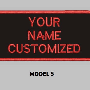 Op de afbeelding: Rode geborduurde patch met een zwarte achtergrond. De tekst "YOUR NAME CUSTOMIZED" is in het rood geschreven.