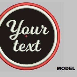 Può includere: Un cerotto circolare rosso e bianco con un centro nero. Il testo "Your text" è scritto in bianco in corsivo sul centro nero.
