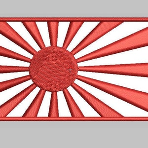 Peut inclure: Un écusson brodé rouge représentant le drapeau du soleil levant du Japon. Le drapeau présente un grand cercle rouge au centre entouré de 16 rayons rouges émanant du cercle.