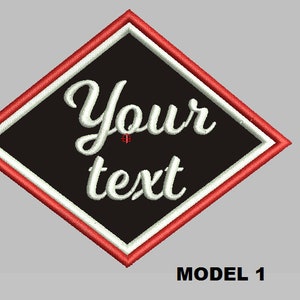 Può includere: Un cerotto nero a forma di diamante con un bordo bianco e un contorno rosso. Il testo "Your text" è scritto in corsivo bianco.