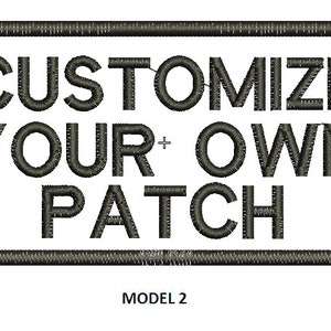 Peut inclure: Un patch rectangulaire noir et blanc avec une bordure grise. Le texte "CUSTOMIZE YOUR OWN PATCH" est brodé sur le patch. Le texte "MODEL 2" est imprimé sous le patch.