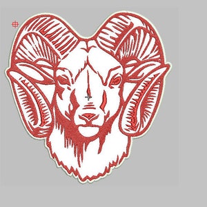 Puede incluir: Un parche bordado rojo de una cabeza de carnero blanca con grandes cuernos rizados.