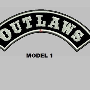 Peut inclure: Écusson brodé noir et blanc avec le mot "OUTLAWS" en arc de cercle. L'écusson est étiqueté "MODEL 1".
