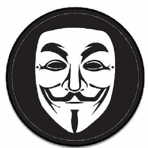 Könnte beinhalten: Eine Schwarzweißillustration der Anonymous-Maske, ein beliebtes Symbol für Online-Datenschutz und Anonymität. Die Maske zeigt ein stilisiertes Gesicht mit einem breiten Lächeln und einer markanten Nase.