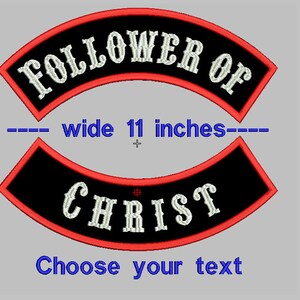 Può includere: Un paio di toppe ricamate in bianco e nero con bordatura rossa. La toppa superiore dice "Follower of" e la toppa inferiore dice "Christ". Le toppe sono larghe 11 pollici.