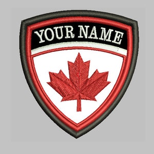 Puede incluir: Un parche bordado rojo y blanco con una hoja de arce canadiense y el texto "YOUR NAME" en blanco sobre fondo negro.