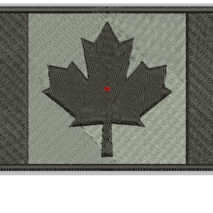 Op de afbeelding: Een geborduurde patch met een zwart esdoornblad op een groene en witte achtergrond. De patch heeft een donkergroene rand.