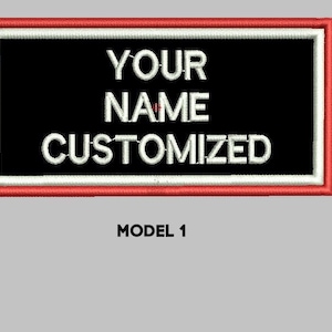 Op de afbeelding: Een rood en wit geborduurde patch met een zwarte achtergrond. De tekst op de patch luidt "YOUR NAME CUSTOMIZED". Model 1.