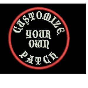 Peut inclure: Patch circulaire rouge avec broderie blanche qui dit "Personnalisez votre propre patch".