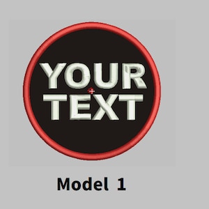 Peut inclure: Un patch rond noir avec une bordure rouge. Le texte "YOUR TEXT" est brodé en blanc sur le patch.