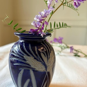 Vintage Betschdorf Bud Vase – Handskuren blå saltglasyr stengods – Fransk folkkonst