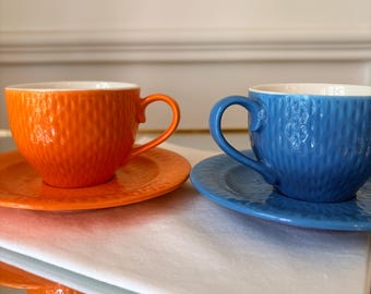 Juego de tazas de espresso vintage de lujo: juego de 4 tazas y platillos de café de cerámica texturizada en rojo, naranja y azul, estilo de mediados de siglo.
