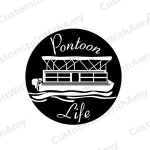 Pu&ograve; includere: Illustrazione in bianco e nero di una barca pontone sull'acqua con il testo "Pontoon Life" in un cerchio.