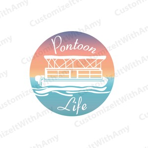 Pu&ograve; includere: Una sagoma bianca di una barca pontone su uno sfondo di tramonto blu e arancione. Il testo "Pontoon Life" &egrave; scritto sotto la barca.
