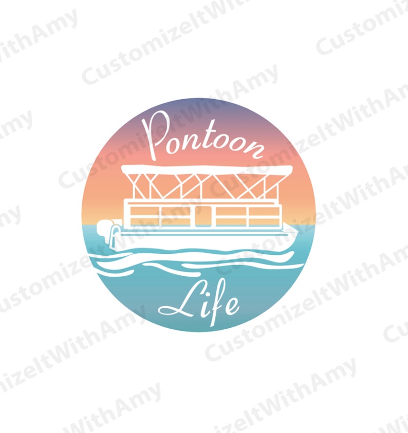 Pu&ograve; includere: Una sagoma bianca di una barca pontone su uno sfondo di tramonto blu e arancione. Il testo "Pontoon Life" &egrave; scritto sotto la barca.