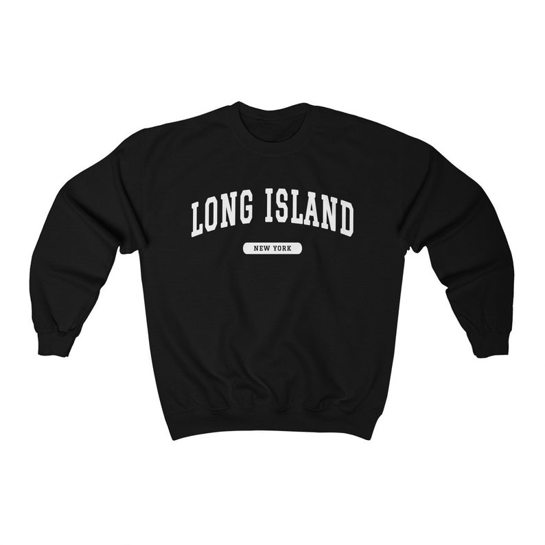 K&ouml;nnte beinhalten: Schwarzer Pullover mit wei&szlig;em Text, der "Long Island, New York" lautet.