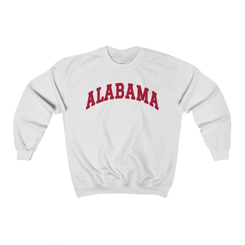K&ouml;nnte beinhalten: Wei&szlig;er Pullover mit einem roten Bogen-Design, auf dem "ALABAMA" steht.