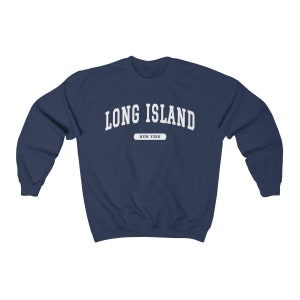 K&ouml;nnte beinhalten: Ein marineblauer Sweatshirt mit wei&szlig;em Text, der "LONG ISLAND" und "NEW YORK" in einer Schriftart im College-Stil lautet.