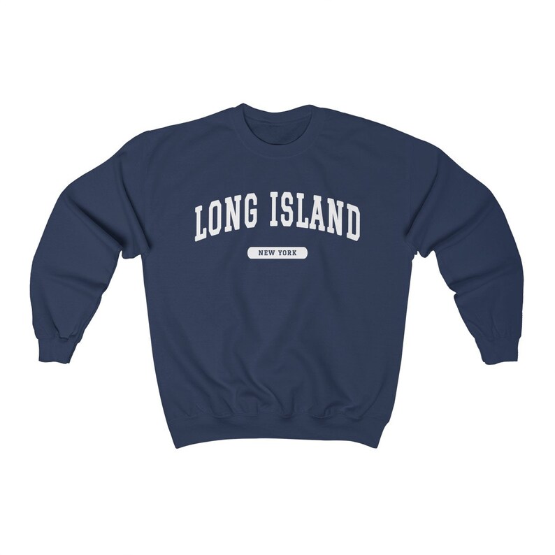 K&ouml;nnte beinhalten: Ein marineblauer Sweatshirt mit wei&szlig;em Text, der "LONG ISLAND" und "NEW YORK" in einer Schriftart im College-Stil lautet.